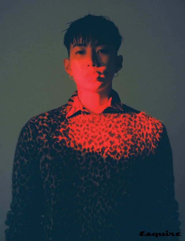 라운드넥 스웨터, 지브러 스트라이프 셔츠 모두 생 로랑 by 안토니 바카렐로.