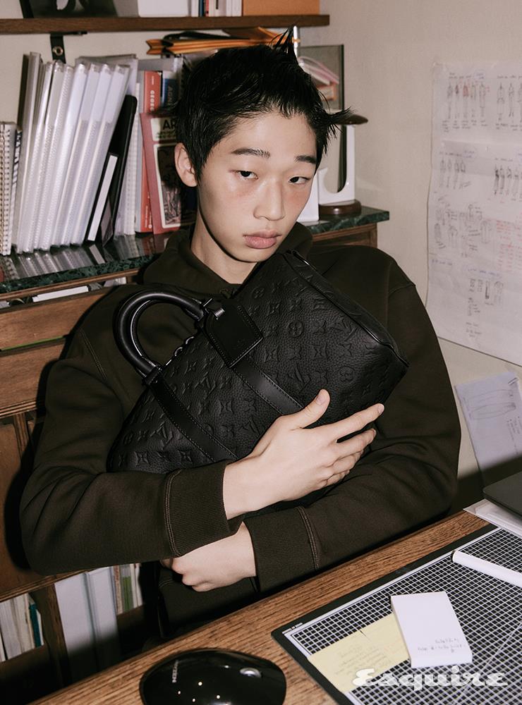 후드 톱, 토뤼옹 카우하이드 레더 소재의 키폴 반둘리에 35 모두 가격 미정 루이 비통.