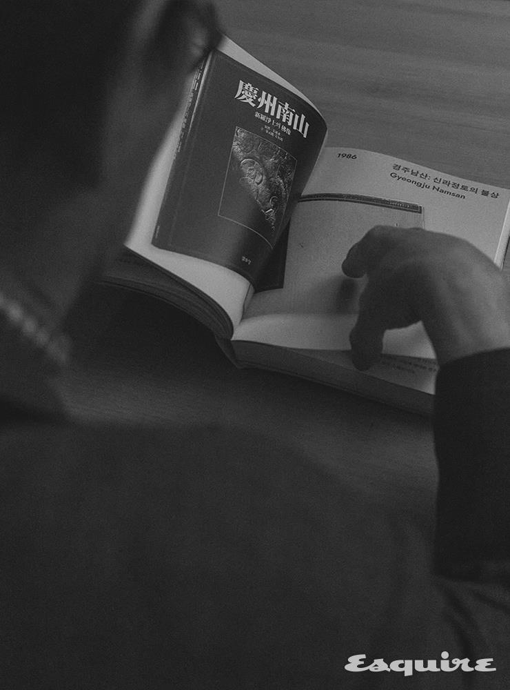 <정병규 사진 책>은 지금껏 정병규가 디자인한 3000여 권의 책 중 사진을 위주로 한 책 31권을 집중적으로 탐구하며, 지난 50여 년간 그가 한국 출판 문화에 끼친 영향을 조명한다.