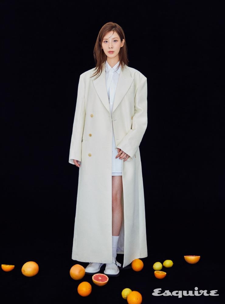 코트, 셔츠, 팬츠 모두 더 로우. 신발 렉켄. 링 센티멍. 양말 스타일리스트 소장품.