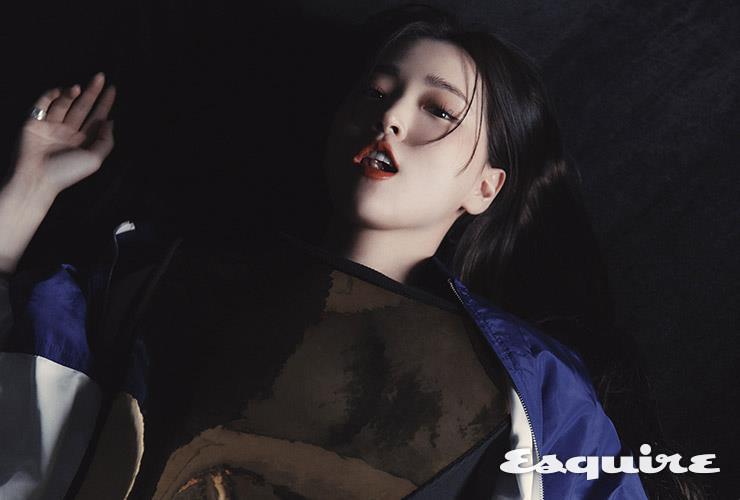 재킷, 메탈릭 플레이트 블랙 드레스 모두 로에베. 링 토마르 x 아몬즈.