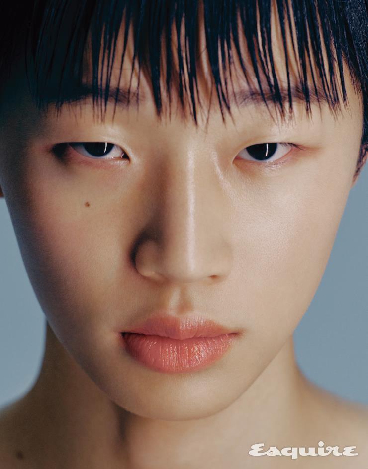 모델이 바른 제품은 디올 어딕티드 립 글로우 로즈 누드 컬러.