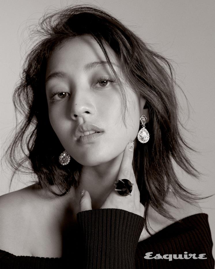 블랙 오프숄더 드레스 데이비드 코마 by 네타포르테. 볼드 크리스털 링 H&M STUDIO. 골드 이어링 스타일리스트 소장품.