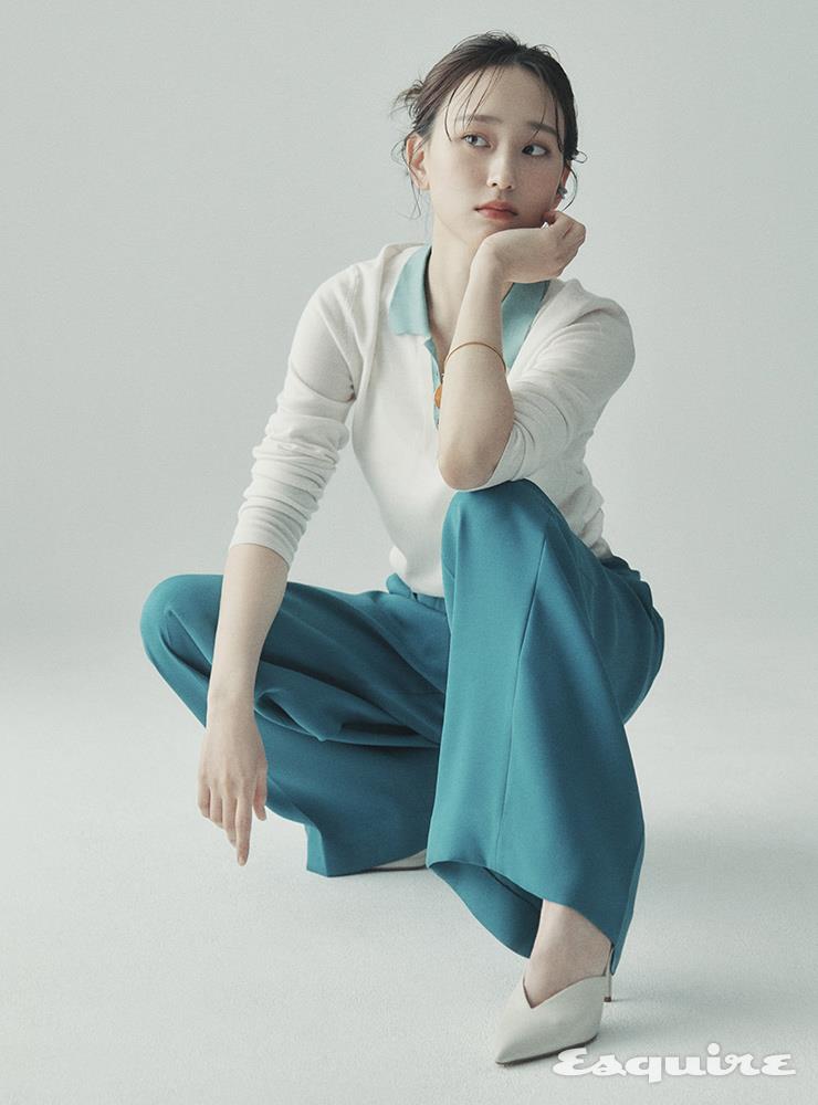 폴로 스웨터 메종 마르지엘라. 와이드 팬츠 코스. 골드 브레이슬릿, 펌프스 모두 스타일리스트 소장품. 