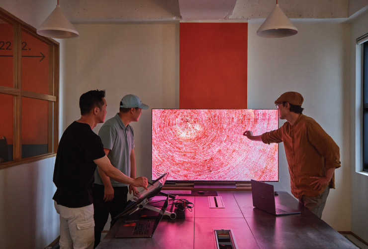 작품의 디테일에 대해 회의 중인 버스데이 최광훈 총괄 프로듀서, 안그라픽스 안마노 공동대표, 서울대학교 조소과 박제성 교수의 모습.