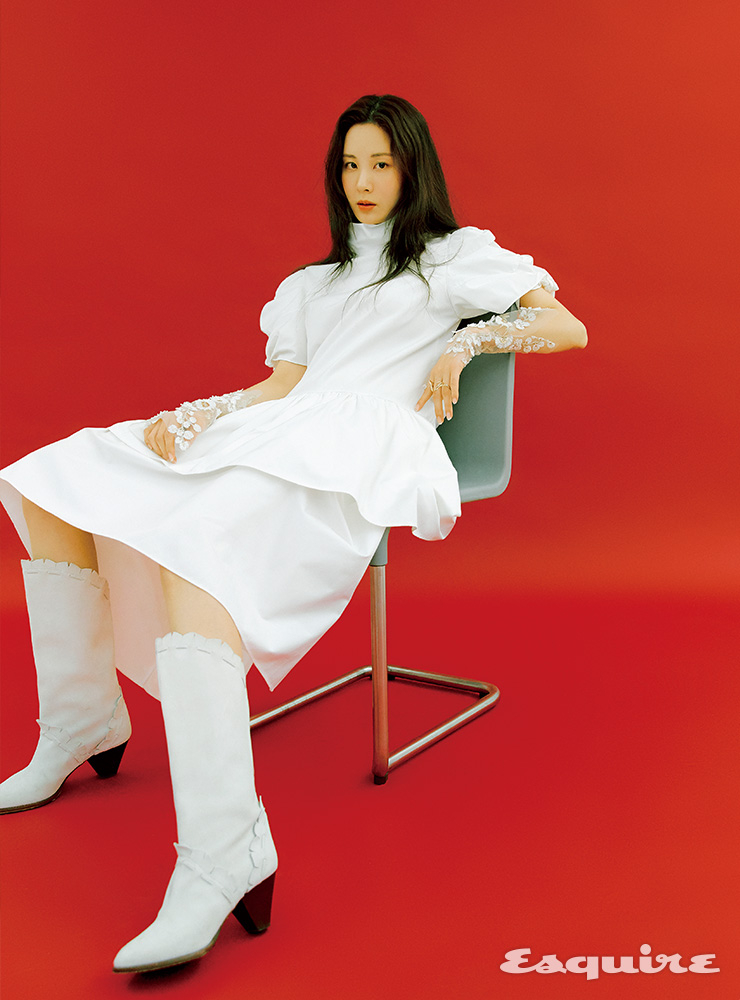 드레스 시눈. 부츠 이자벨마랑. 반지 셀뮤트.