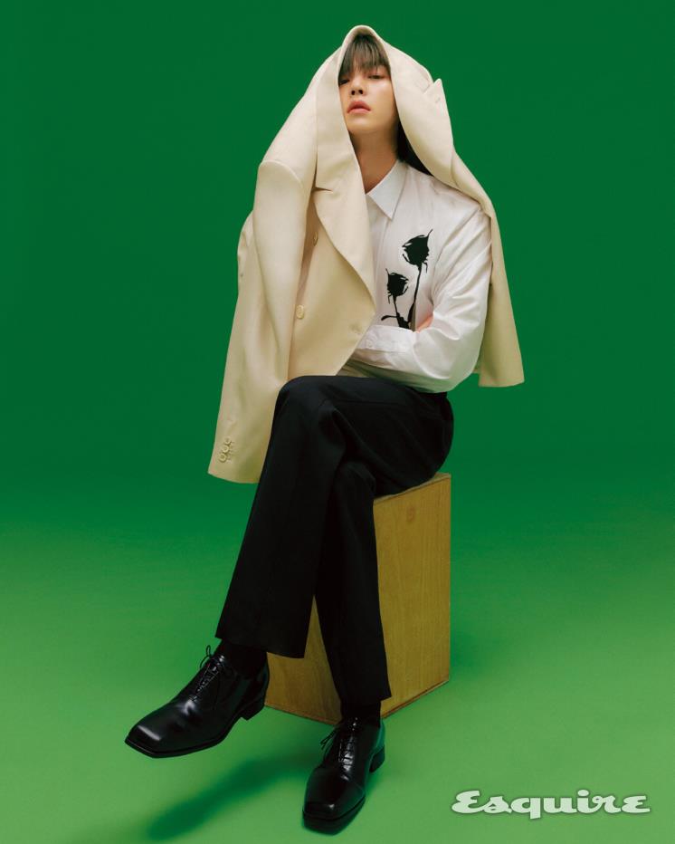 실크 재킷, 플라워 디테일 코튼 셔츠, 울 팬츠, 브러시드 가죽 옥스퍼드 슈즈 모두 가격 미정 프라다.