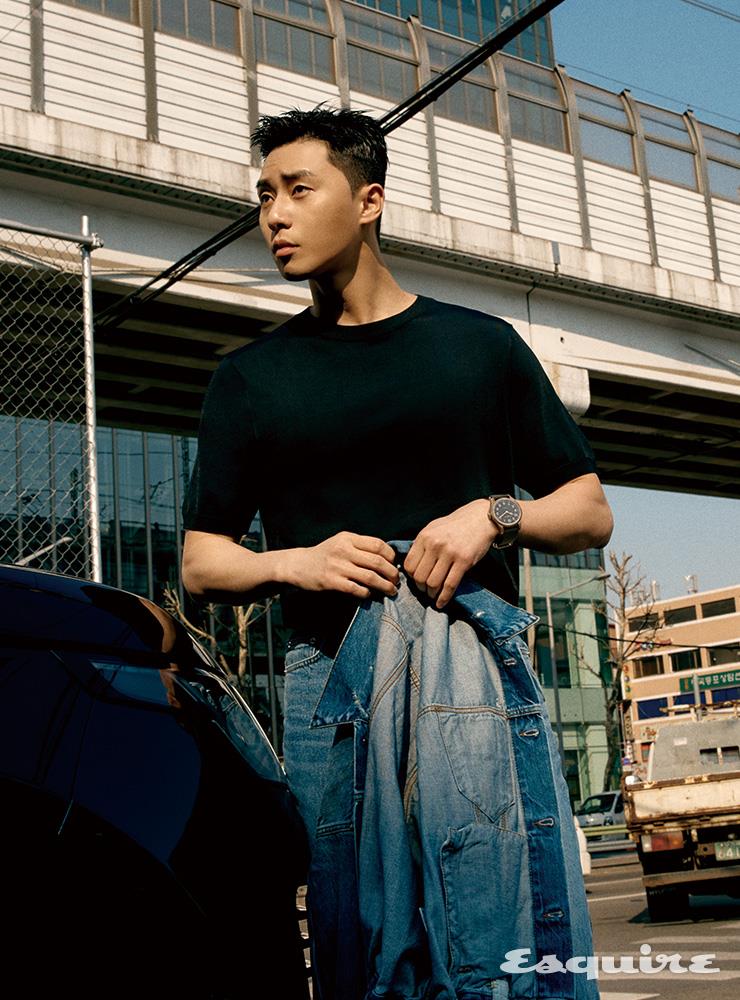 산악 탐험 정신을 향한 몽블랑의 경외심을 담은 카키 그린 다이얼 시계 몽블랑 1858 오토매틱 리미티드 에디션 40mm 오토매틱 무브먼트 397만원 몽블랑. 재킷 R13 by 무이. 니트 톱 더 로우. 데님 팬츠 리바이스.