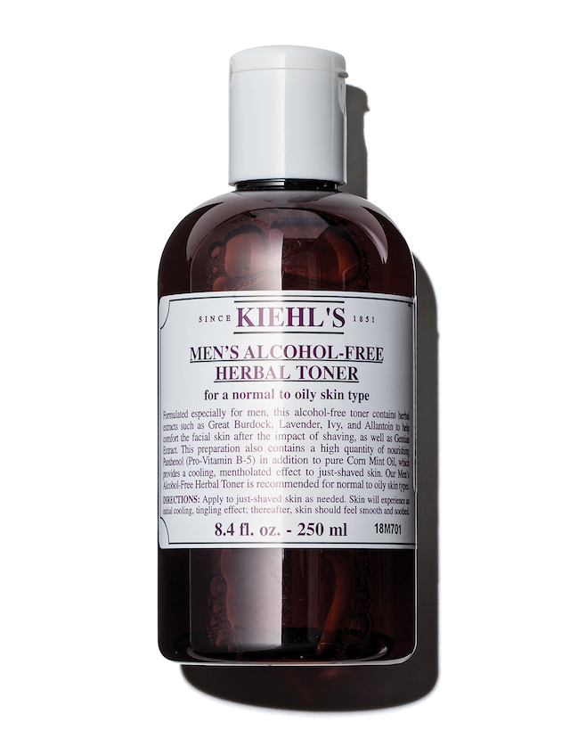 시원한 쿨링 작용으로 사용감이 상쾌하다. 맨즈 알코올 프리 허벌 토너 250ml/3만2000원대 키엘.