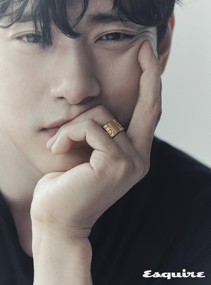 그래픽적인 스크루 장식이 돋보이는 18K 옐로 골드 러브 링 까르띠에. 티셔츠 코스.