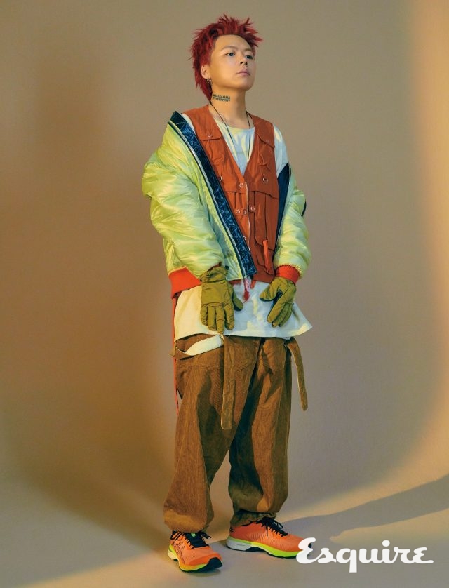 점퍼 줄리앙 데이비드. 조끼 네임. 티셔츠 논디스클로즈. 바지 엔지니어드 가먼츠. 운동화 아식스. 모자 슈프림 × 사스콰치패브릭스.