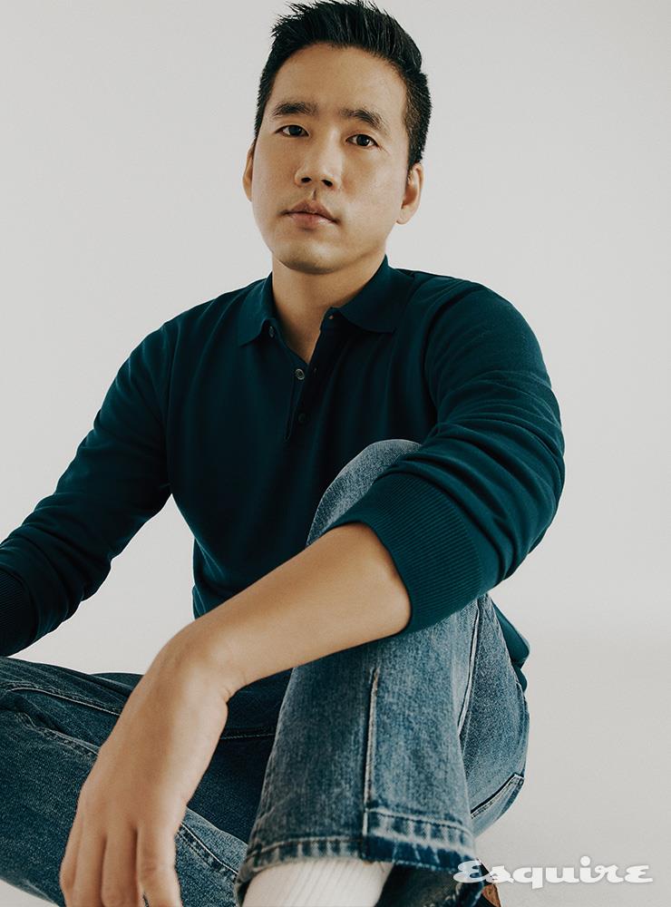 폴로넥 스웨터, 워싱 데님 팬츠 모두 타임옴므.