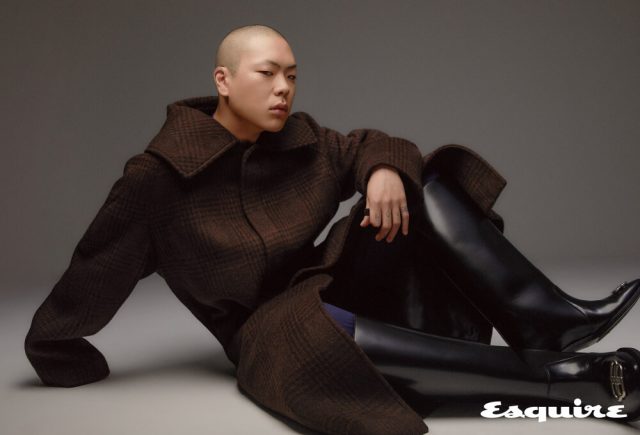 드라마틱한 칼라로 아방가르드한 실루엣을 더욱 강조한 카 코트, 트랙 슈트 팬츠, BB 로고 장식의 레인 부츠 모두 발렌시아가.