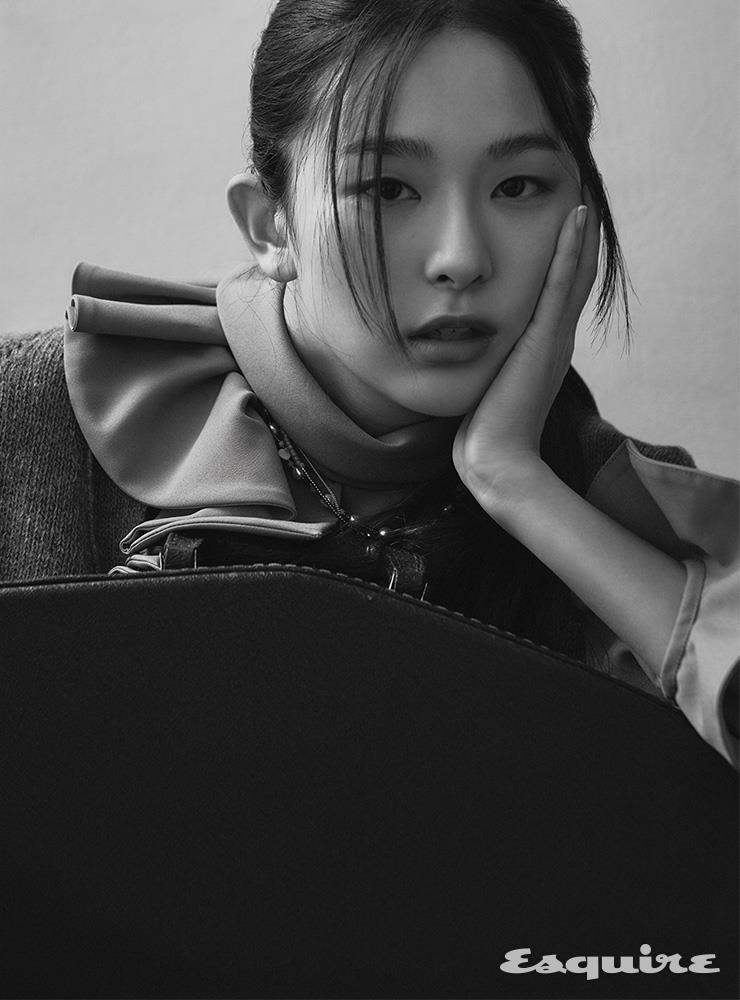셔츠, 카디건 모두 구찌. 네크리스 빈티지 할리우드.