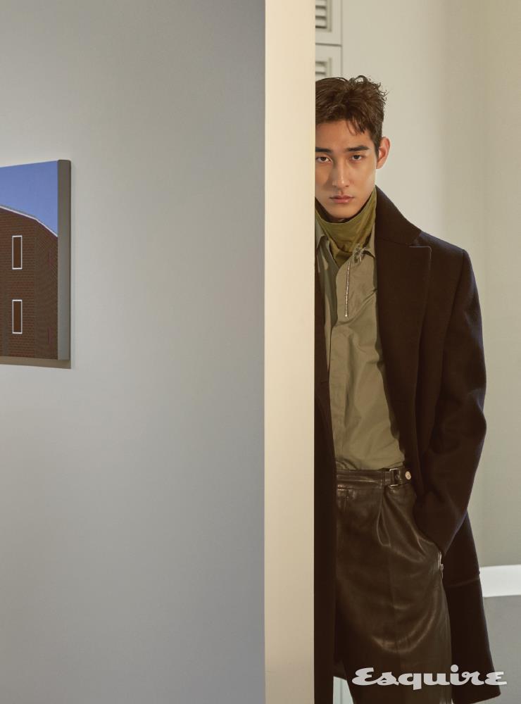 남색 코트, 셔츠, 터틀넥 니트 톱, 가죽 팬츠 모두 가격 미정 에르메스. 