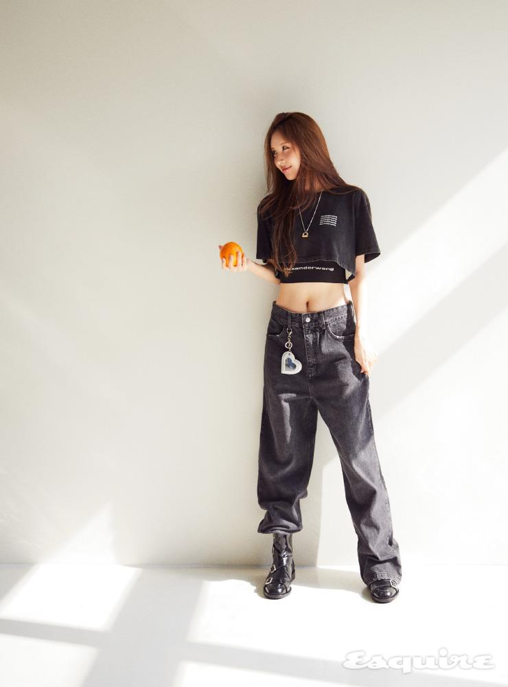 톱, 이너 모두 알렉산더 왕. 팬츠 인스턴트펑크. 신발 잉크. 네크리스, 링 모두 우영미.
