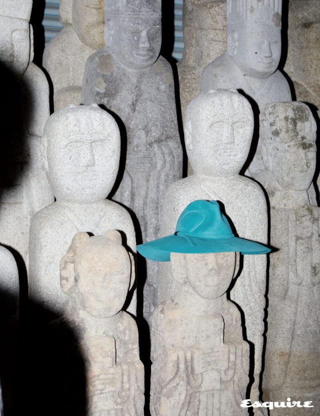 넓은 브림의 펠트 해트. 튀르쿠아즈 블루 컬러가 청명하고 낭만적이다. 가격 미정 구찌.