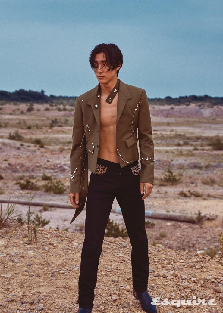  카키색 재킷 가격 미정, 검은색 팬츠 45만원 모두 윈도우00. 검은색 부츠 가격 미정 지방시.