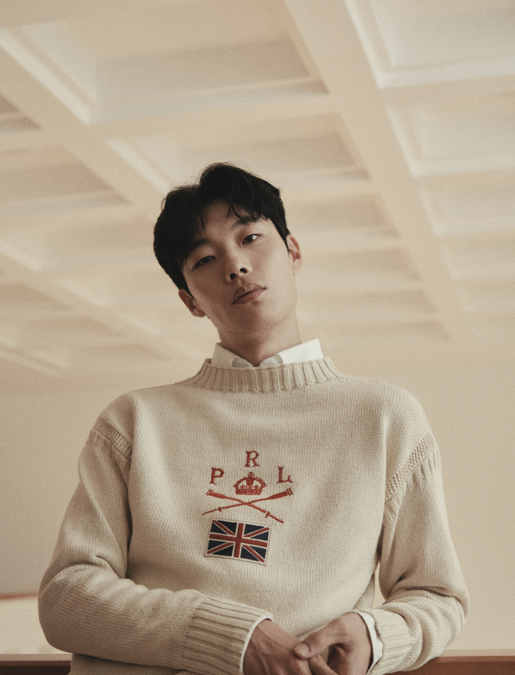 코튼 리넨 모크넥 스웨터, 화이트 셔츠 모두 폴로 랄프 로렌.