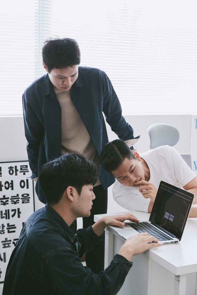 (왼쪽부터) 낮인사 스튜디오의 멤버 오경섭, 채희준, 신건모. “희준이가 벼를 수확하고 쌀을 생산하는 농부라면 우리는 그 쌀로 요리하는 요리사예요.” 채희준은 서체를 만든다. 신건모의 주 업무는 책을 편집하는 일이다. 오경섭은 그래픽 디자이너다.