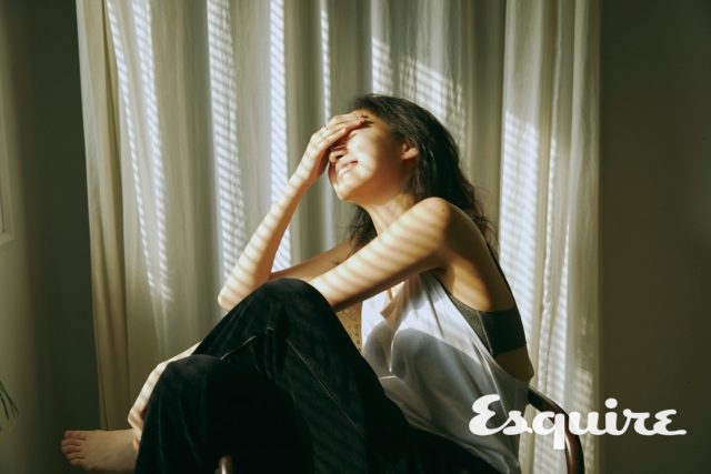 슬리브리스 톱 버버리. 브라톱 본인 소장품. 벨벳 바지 에디터 소장품.