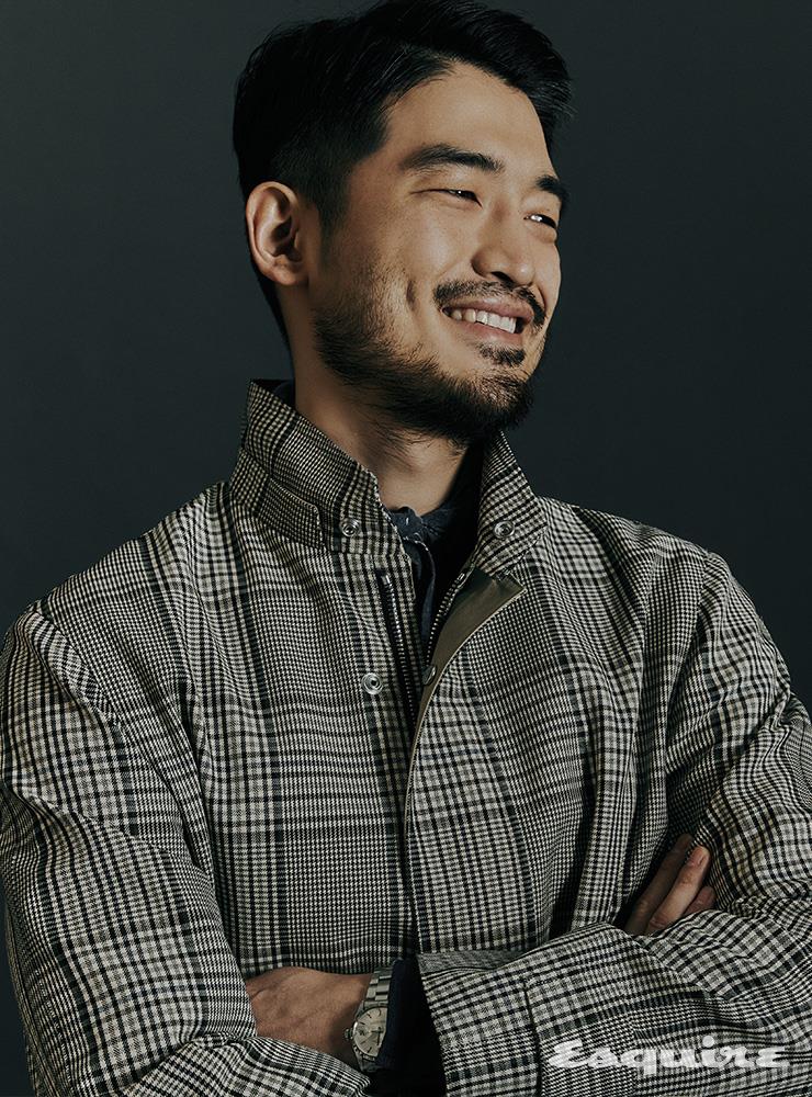 더블칼라 체크 코트, 포켓 티셔츠 모두 타임옴므.