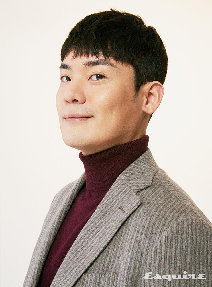 스트라이프 재킷, 버건디 터틀넥 모두 에스.티. 듀퐁 파리.