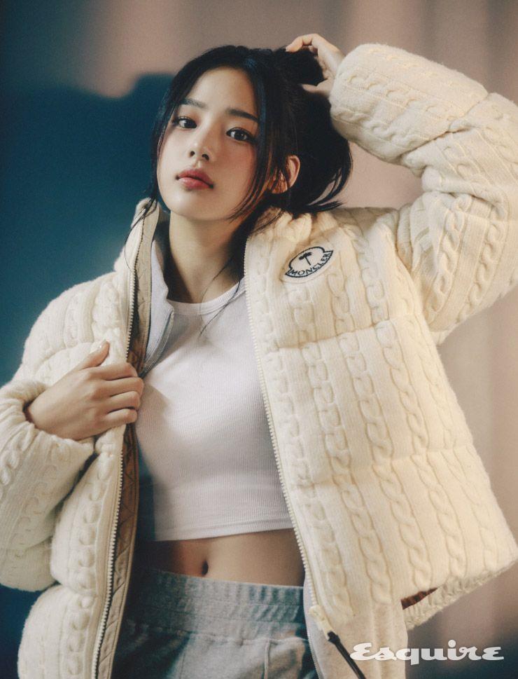 울 다운 재킷, 집업 카디건, 팬츠 모두 몽클레르x팜 엔젤스. 화이트 톱 스타일리스트 소장품.