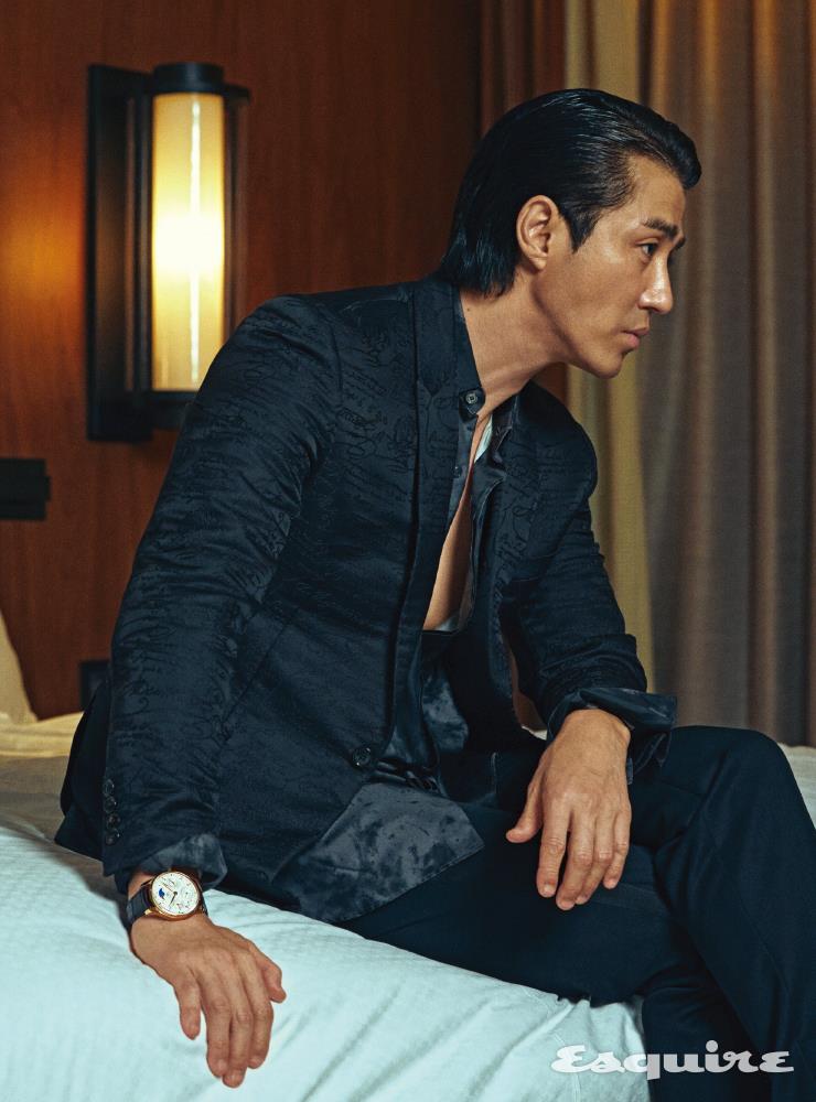 지름 44.2mm에 18캐럿 레드 골드 케이스, 화이트 다이얼의 포르투기저 퍼페추얼 캘린더 IWC. 레터링 재킷, 실크 셔츠 모두 벨루티. 팬츠 스타일리스트 소장품. 