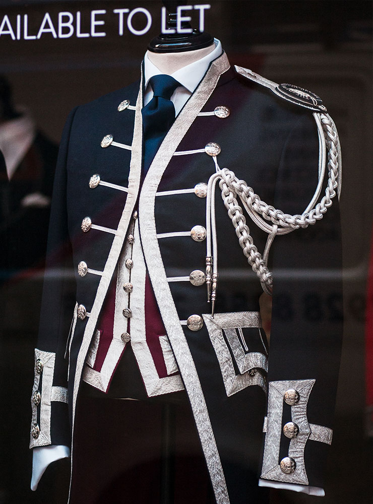 브리티시 슈트의 많은 부분은 군복에서 기인했다.