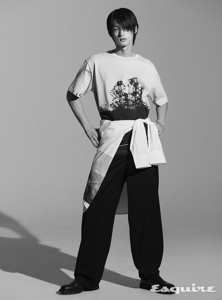 박시한 실루엣의 티셔츠 8만9000원, 허리에 두른 오버사이즈 셔츠 15만원 모두 COS x MOK JUNGWOOK. 리사이클 데님 팬츠 17만5000원, 첼시 부츠 33만5000원 모두 코스.
