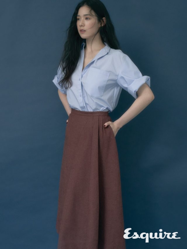 블루 셔츠, 브라운 스커트 모두 푸시버튼.