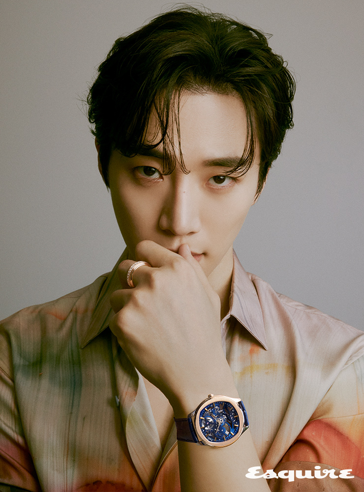 42mm 핑크 골드 케이스와 라운드 베젤, 스켈레톤 무브먼트를 장착한 폴로 스켈레톤 워치, 18K 핑크 골드에 다이아몬드가 세팅된 포제션 링 모두 피아제. 셔츠 벨루티.