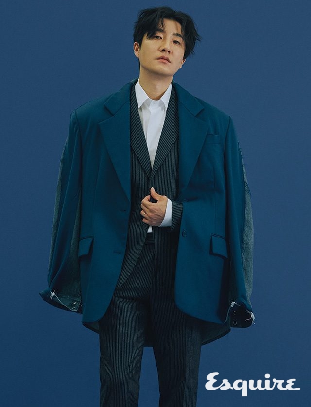 셔츠, 슈트 모두 맨온더분. 레이어드한 재킷 푸시버튼.