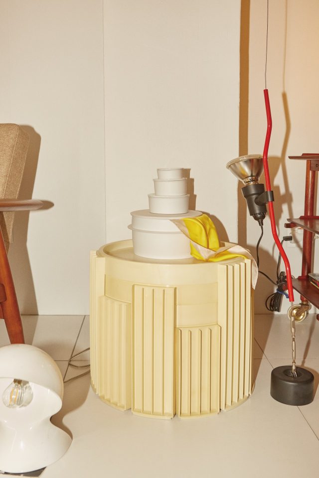 덮개가 있어 무엇이든 보관할 수 있는 합 모두 고희숙 by 노영희의 그릇. 아래부터 스카프를 넣은 합 40만원(특대), 7만5000원(대), 6만5000원(중), 4만5000원(소). 스카프 가격 미정 에르메스.