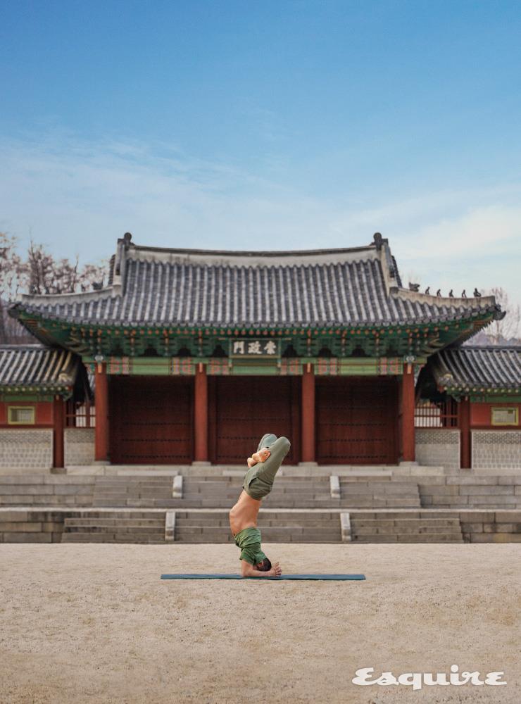 살람바 시르사아사나의 우르드바 파드마아사나 자세를 취하고 있는 요가 강사 박지원 씨. 이 자세는 머리를 맑게 하고 복부와 골반의 혈액순환을 촉진한다.