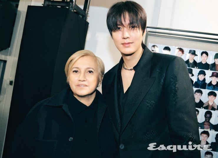 쇼가 끝난 후 백스테이지를 찾은 이민호. 아티스틱 디렉터 실비아 벤투리니 펜디와 다정한 인사를 나눴다.
