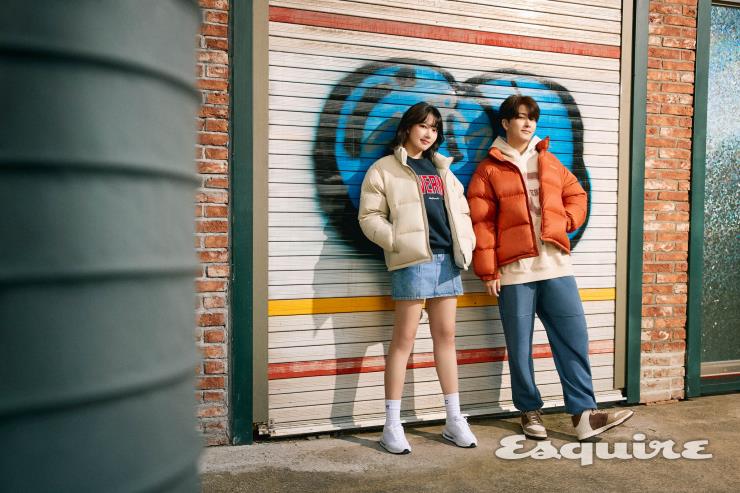 (예린) 베이지 푸퍼 재킷, 네이비 맨투맨 모두 커버낫 (영재) 오렌지 컬러 푸퍼 재킷, 오트밀 후디 모두 커버낫