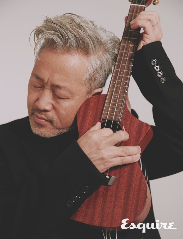 코트 디올. 터틀넥 쇼앤텔.