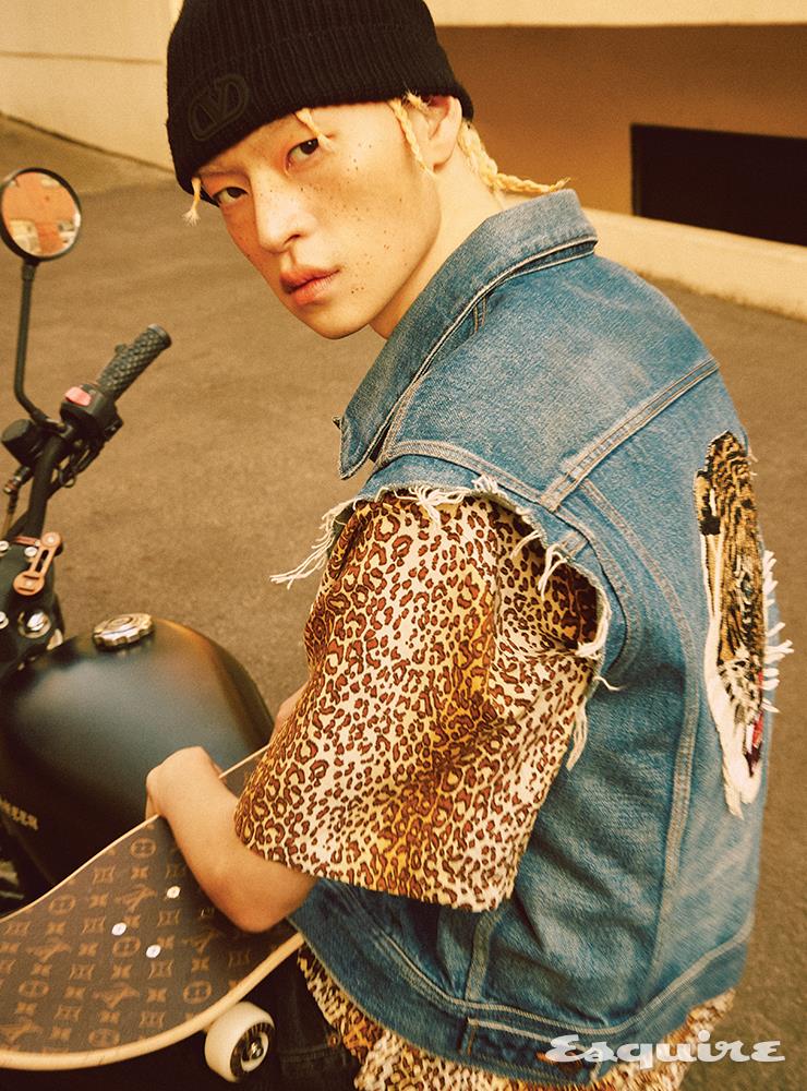 타이거 엠브로이더리 데님 베스트, 레오퍼드 셔츠, 데님 팬츠 모두 가격 미정 셀린느 옴므 by 에디 슬리먼. 비니 44만원 발렌티노 가라바니. 스케이트보드 가격 미정 루이 비통.
