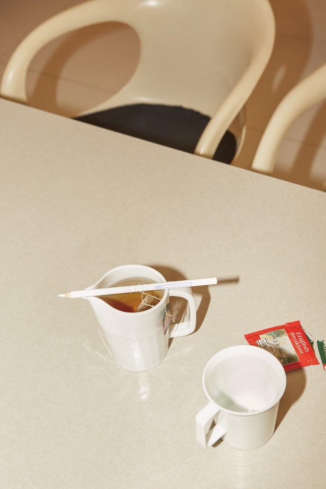 머그잔보다 넉넉하고 주전자보다 아담한 저그 7만원 이창화 by 노영희의 그릇. 머그잔 3만4200원 1616/arita japan by MMMG.