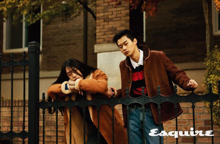 (왼쪽부터) 낙타색 시어링 코트 1060만원 구찌. 파란색 하프 집업 셔츠 가격 미정 데이브스 뉴욕. 흰색 스웨터 32만8000원 프레드 페리. 데님 팬츠 가격 미정 폴로 랄프 로렌. 갈색 시어링 재킷 168만원 YMC. 럭비 티셔츠 14만9000원 브룩스 브라더스 레드 플리스. 데님 팬츠 12만9000원 리바이스. 