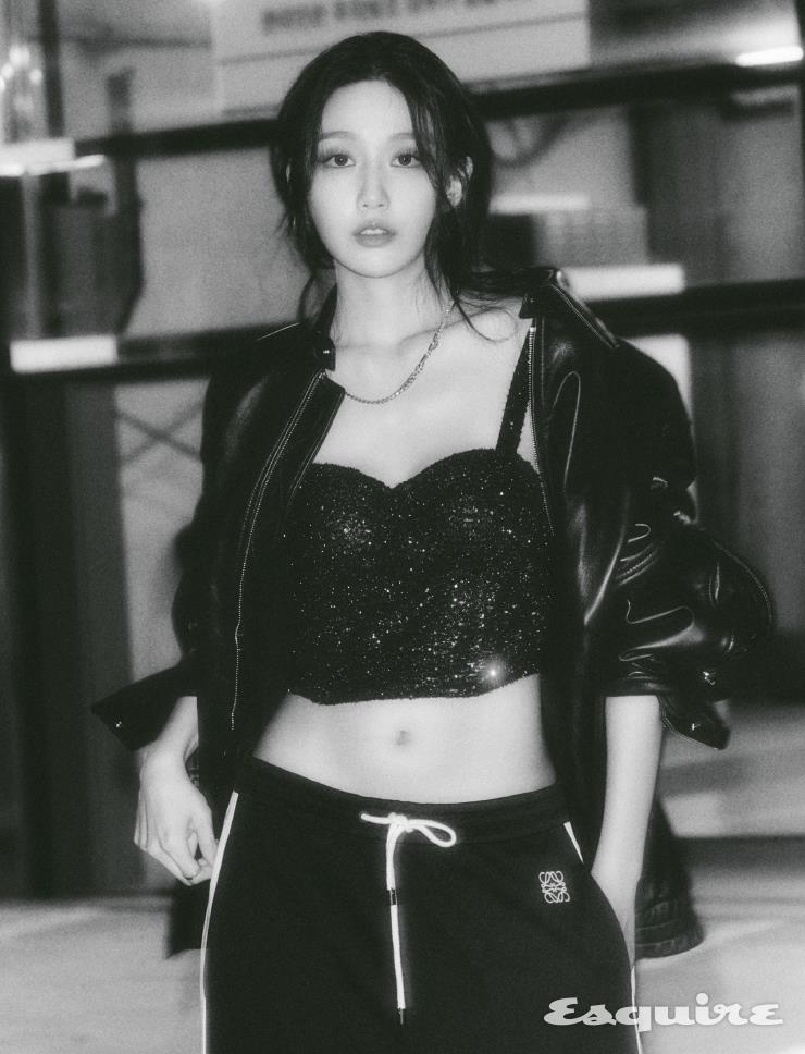 재킷, 링 우영미. 톱 마쥬. 팬츠 로에베. 네크리스 로스트인에코.