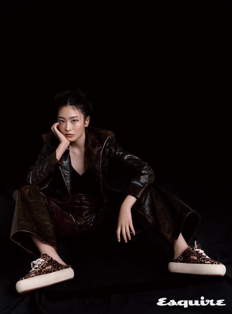 브라운 페이턴트 슈트 MSGM. 슈즈 골든구스. 블랙 브라 톱 스타일리스트 소장품.