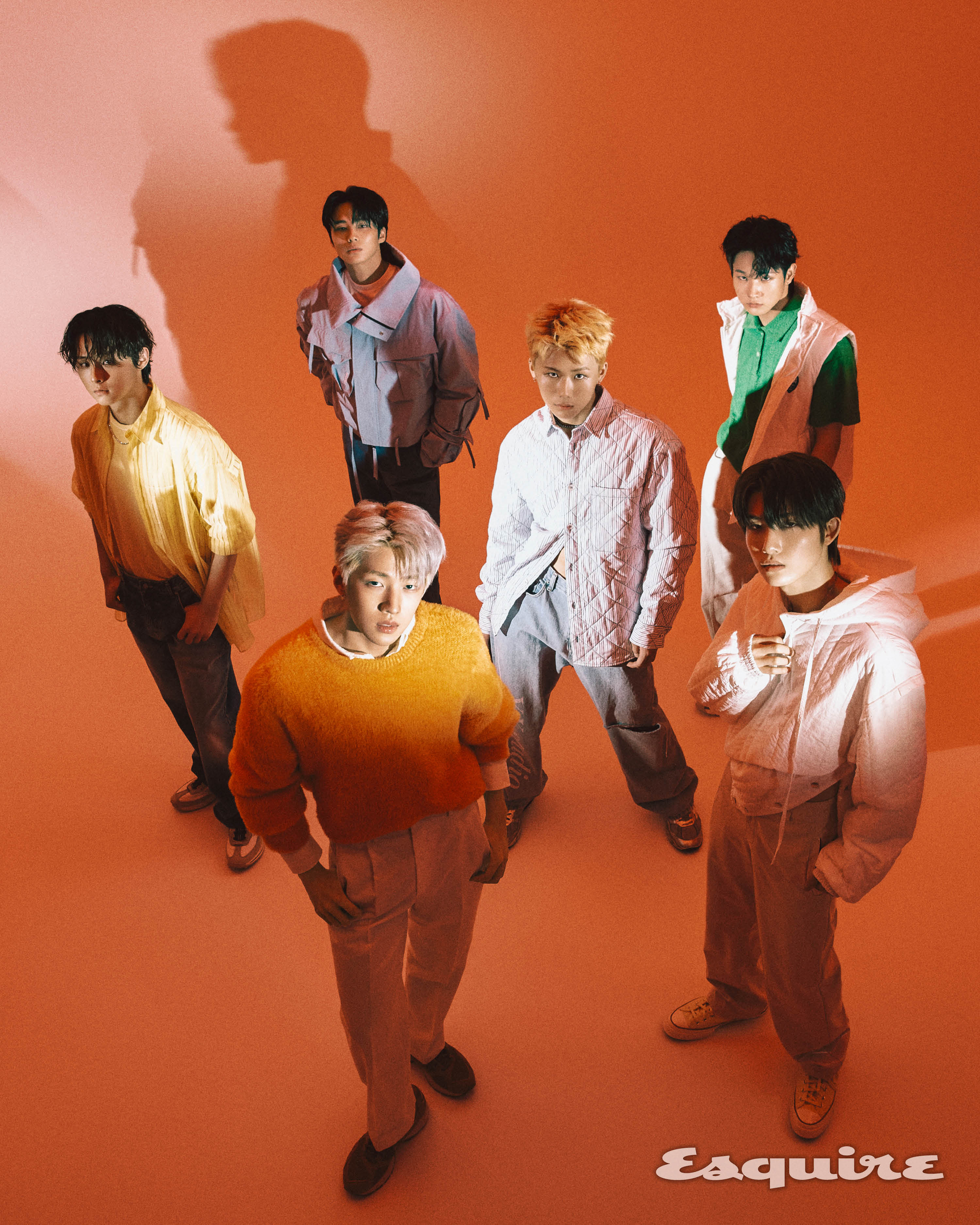 (민규) 옐로 셔츠 몽세누, 톱 이올로, 데님 팬츠 후러브스아트, 슈즈 휠라, 네크리스 본아웃. (경윤) 스카이블루 재킷 막시제이, 이너 톱 스타일리스트 소장품, 팬츠 애드오프. (종형) 아우터 8 by 육스, 데님 팬츠 와이케이, 슈즈 골든구스, 네크리스 본아웃. (기석) 화이트 베스트 블러1.0, 그린 톱 어프레쉬, 화이트 팬츠 와이케이, 슈즈 악셀 아리가토. (세현) 화이트 재킷 막시제이, 와이드 팬츠 레이블리스, 슈즈 컨버스, 네크리스 본아웃. (재찬) 이너 셔츠 라코스테, 오렌지 니트 노매뉴얼, 팬츠 스타일리스트 소장품, 슈즈 아식스.