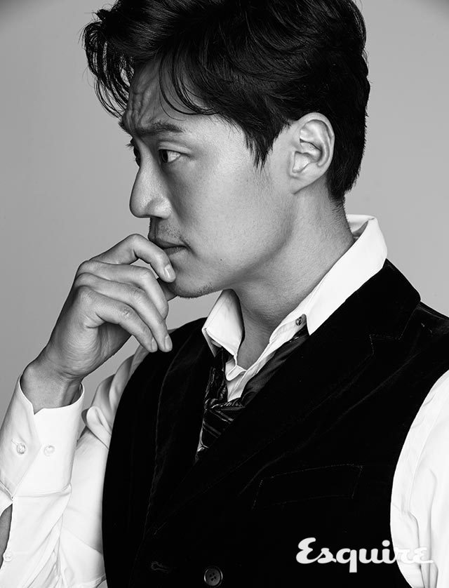 베스트, 셔츠, 타이, 모두 조르지오 아르마니.