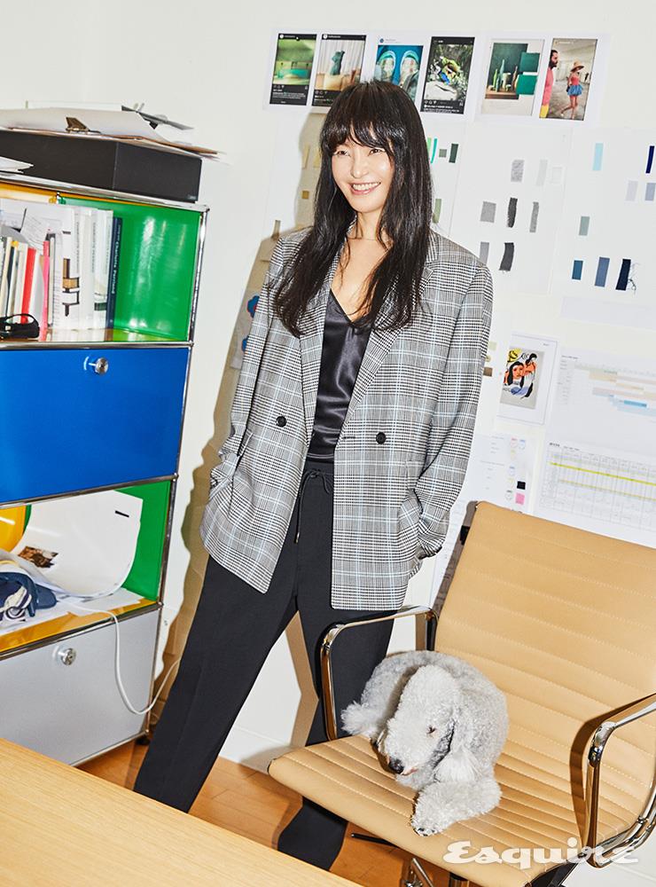 체크 더블브레스트 재킷, 블랙 슬랙스 모두 타임옴므.