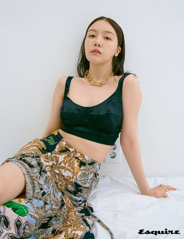민소매 톱 니나리치 by hanstyle.com. 스커트 3.1 필립림. 목걸이, 반지 모두 포트레이트 리포트.
