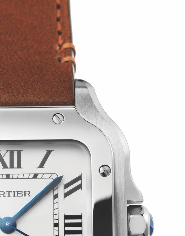 산토스의 디자인 디테일은 이 사진처럼 일부만 찍어도 확연히 드러난다. 특유의 케이스 디자인, 폴리싱 처리한 베젤, 나사 장식. 이런 요소들이 모여서 ‘까르띠에 산토스’라는 아이콘의 이미지가 만들어진다.
