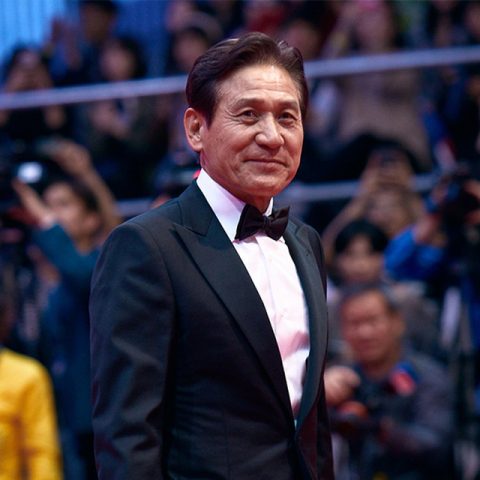 턱시도의 선은 육체의 선으로 완성된다. 66세의 나이에도 턱시도의 날렵한 선을 지켜내는 안성기의 단단한 육체의 선이야 말로 국민배우급이다. 제네시스에서 내려 레드카펫을 걷는 그의 한걸음 한걸음이 한국영화의 역사다.